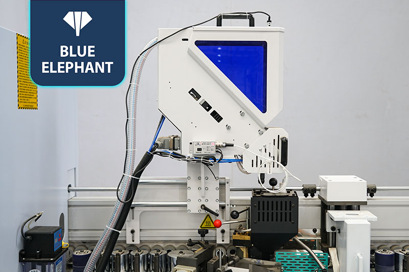 全自動(dòng)同步側(cè)孔封邊機(jī)